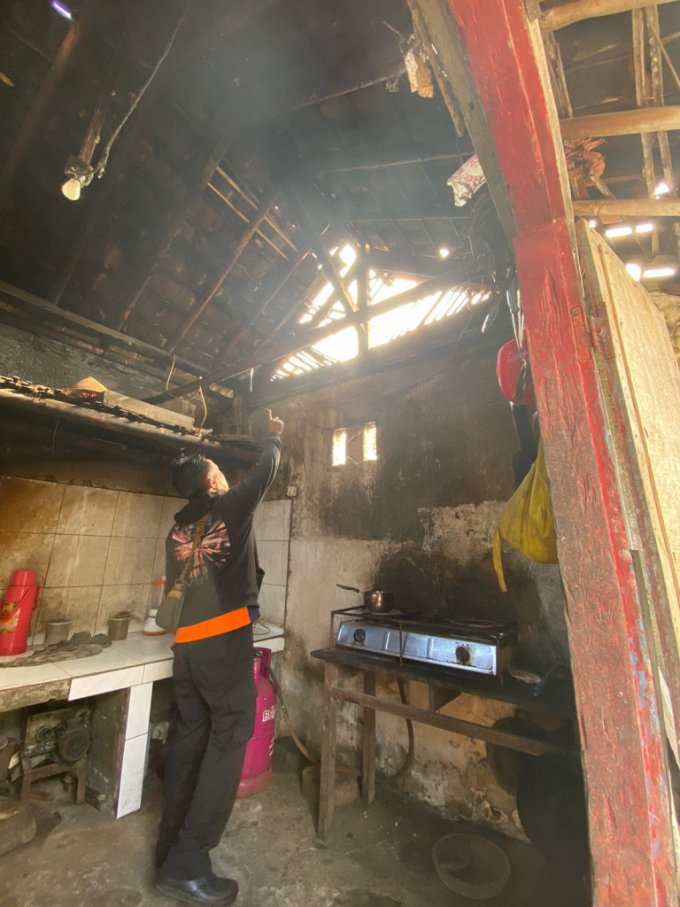 Atap dapur rusak dan tembok roboh di Banjar Ayunan, Desa Ayunan, Kecamatan Abiansemal Tanggal 16 Mei 2024